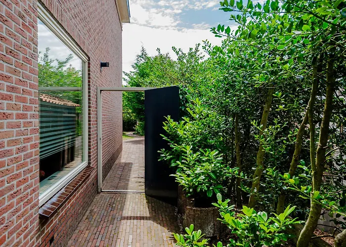 - Free Parking * 잔드보르트